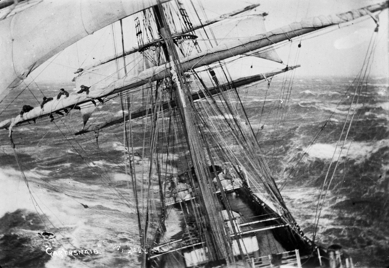 Illustration for article titled 18 terrifying photos of ships in trouble